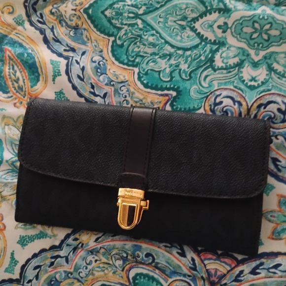 Micheal kors wallet - Picture 1 of 8